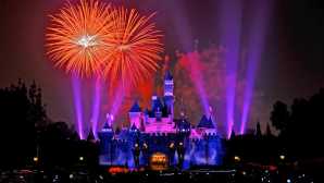 Distrito Downtown Disney Fantasy In The Sky - Fireworks |