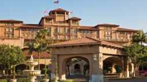7 Oscar-Worthy California Hotels tllax-porte-cochere-2008-1680-945