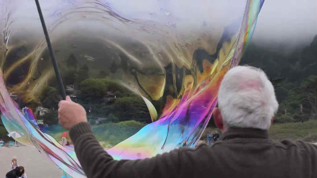 Giant Bubbles on Stinson Beach Video_KeyFrameOnly_Curated_Bubbles